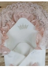 Sahra Taç Nakışlı İnci Ve Dantel Fiyonklu Çift Dantel Duvaklı Trilüks Kundak Bebek Battaniyesi Gül Kurusu