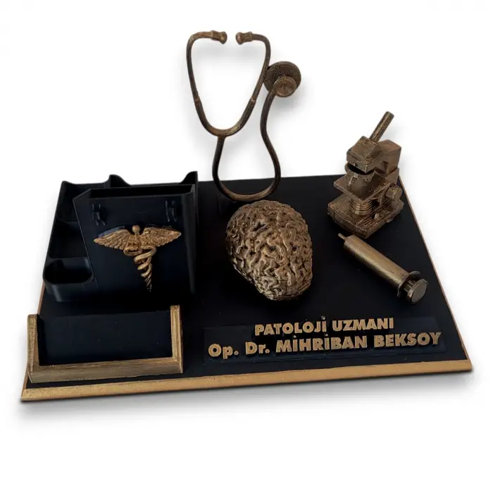 Patoloji Doktoru Masa İsimliği – Kişiye Özel Doktor Ofis Hediyesi