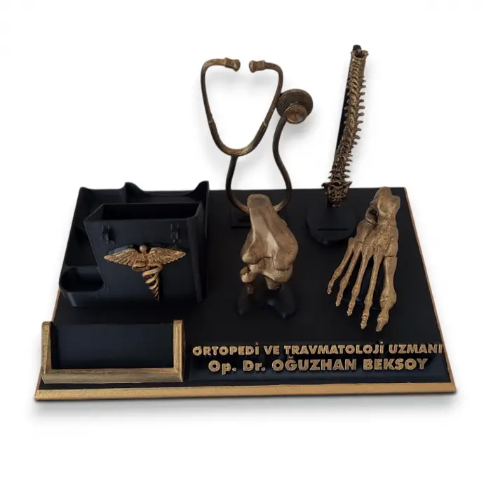 Ortopedi ve Travmatoloji Doktoru Masa İsimliği – Kişiye Özel Doktor Ofis Hediyesi