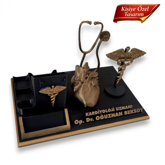 Kardiyoloji Uzmanı Masa İsimliği – Kişiye Özel Doktor Ofis Hediyesi