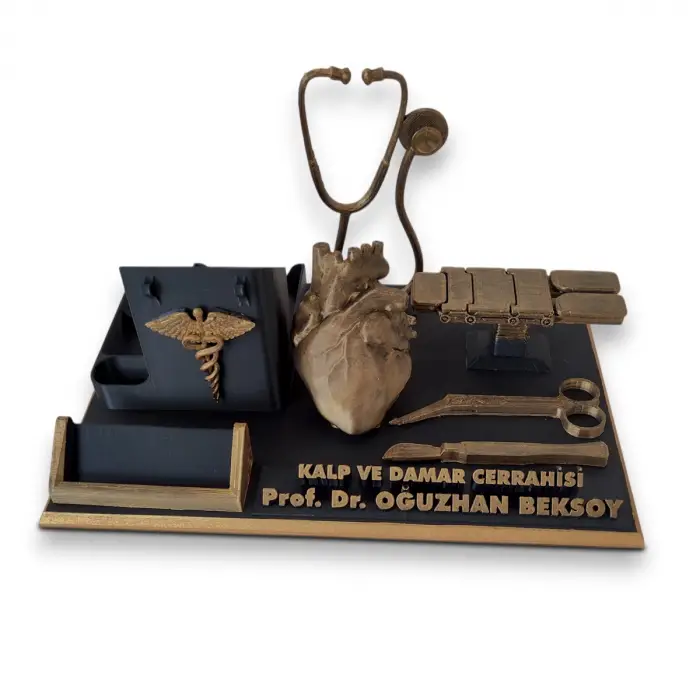 Kalp Damar Cerrahisi Uzmanı Masaüstü İsimlik – Kişiye Özel Doktor Ofis Hediyesi
