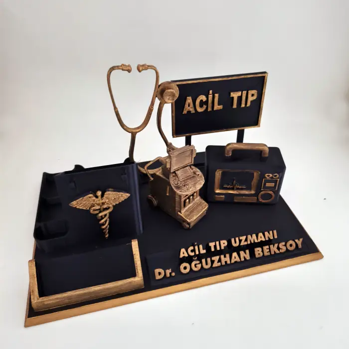 Acil Tıp Uzmanı Masa İsimliği – Kişiye Özel Doktor Ofis Hediyesi