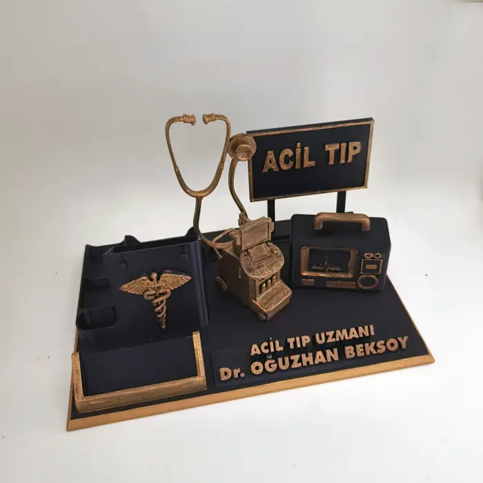 Acil Tıp Uzmanı Masa İsimliği – Kişiye Özel Doktor Ofis Hediyesi