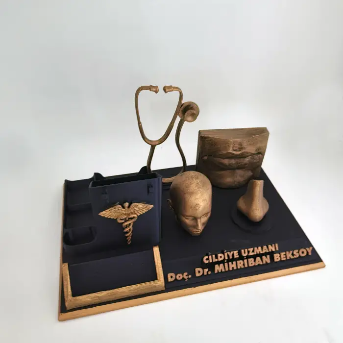 Cildiye Uzmanı Masa İsimliği – Kişiye Özel Dermatolog Ofis Hediyesi