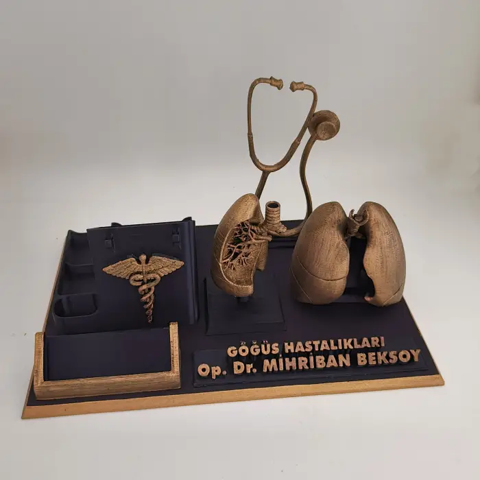 Göğüs Hastalıkları Uzmanı Masa İsimliği – Kişiye Özel Doktor Ofis Hediyesi