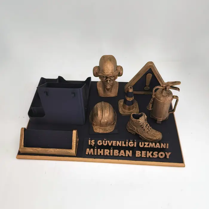 İş Güvenliği Uzmanı Masa İsimliği – Kişiye Özel Ofis Hediyesi