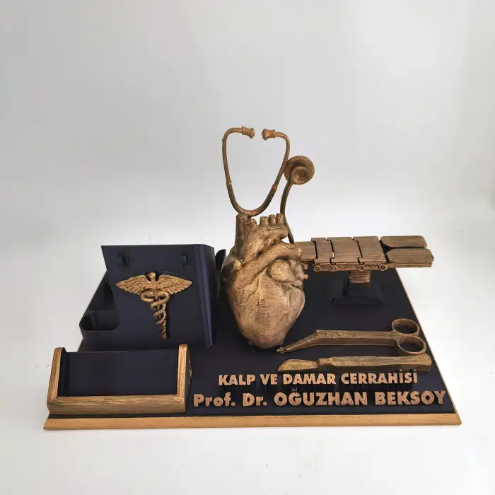 Kalp Damar Cerrahisi Uzmanı Masaüstü İsimlik – Kişiye Özel Doktor Ofis Hediyesi
