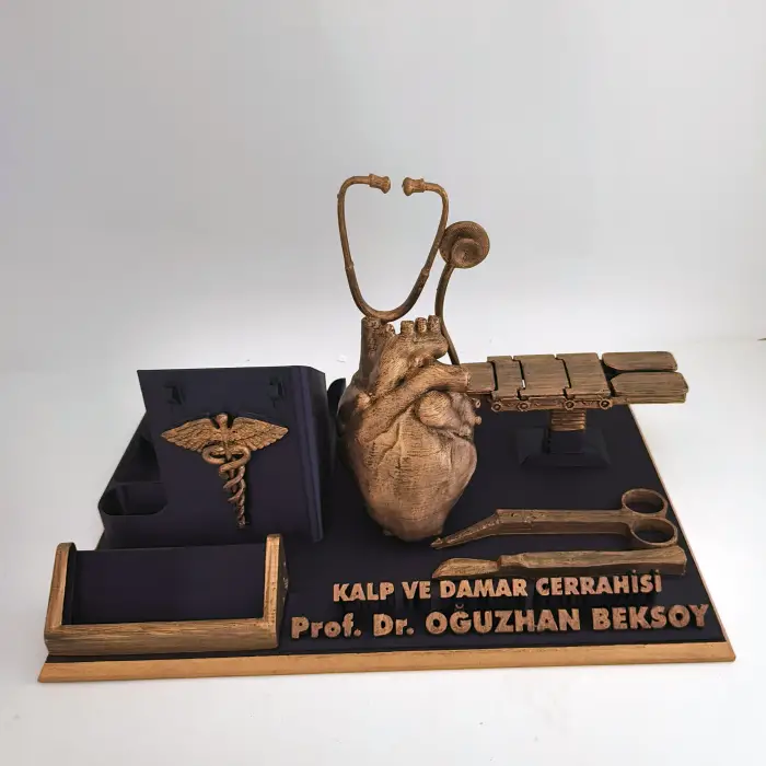 Kalp Damar Cerrahisi Uzmanı Masaüstü İsimlik – Kişiye Özel Doktor Ofis Hediyesi