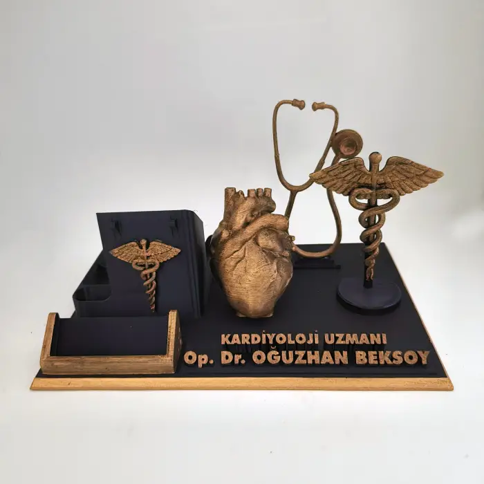 Kardiyoloji Uzmanı Masa İsimliği – Kişiye Özel Doktor Ofis Hediyesi