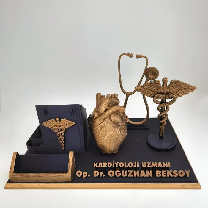 Kardiyoloji Uzmanı Masa İsimliği – Kişiye Özel Doktor Ofis Hediyesi