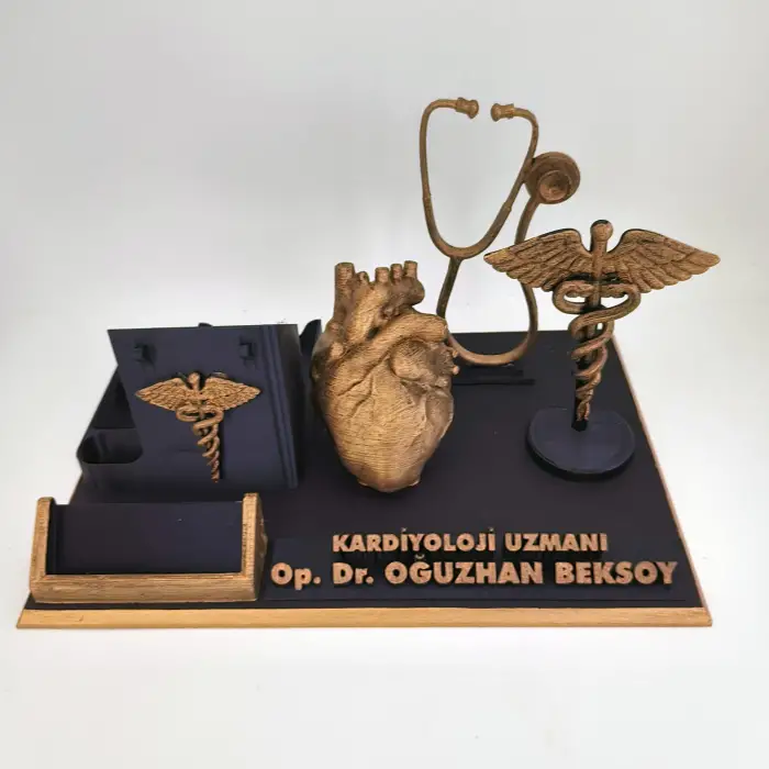 Kardiyoloji Uzmanı Masa İsimliği – Kişiye Özel Doktor Ofis Hediyesi