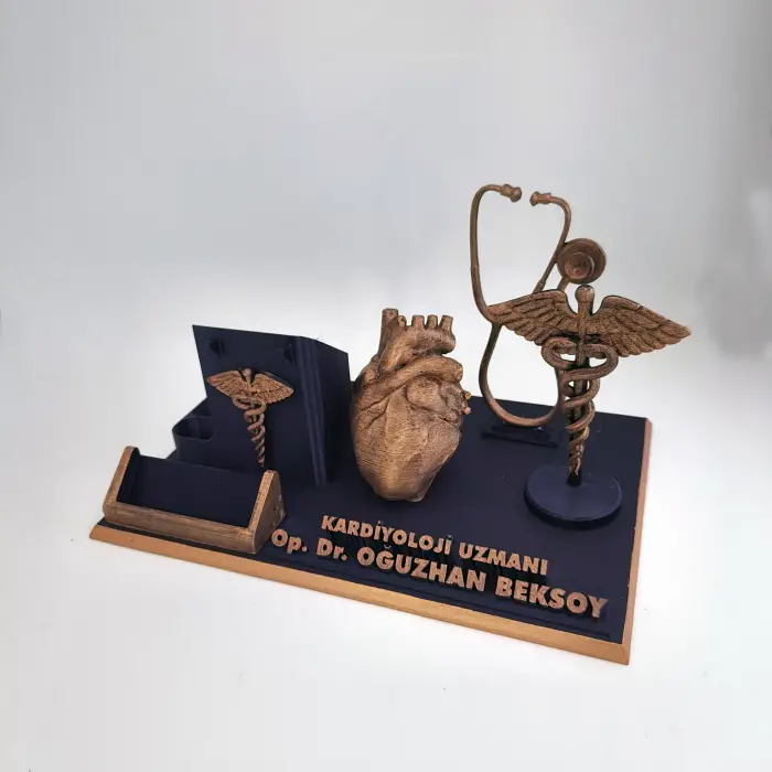 Kardiyoloji Uzmanı Masa İsimliği – Kişiye Özel Doktor Ofis Hediyesi