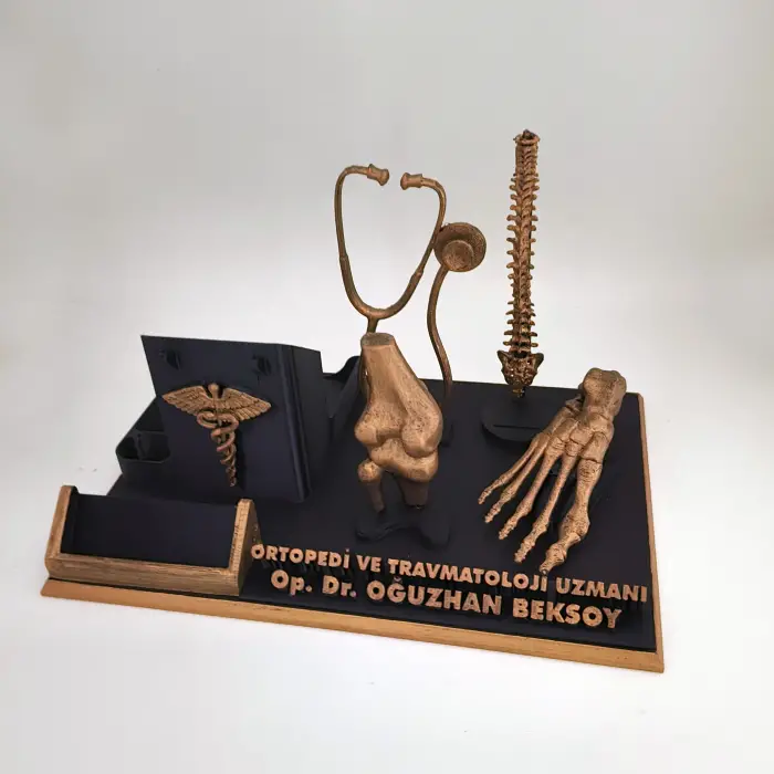 Ortopedi ve Travmatoloji Doktoru Masa İsimliği – Kişiye Özel Doktor Ofis Hediyesi