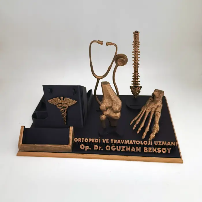 Ortopedi ve Travmatoloji Doktoru Masa İsimliği – Kişiye Özel Doktor Ofis Hediyesi
