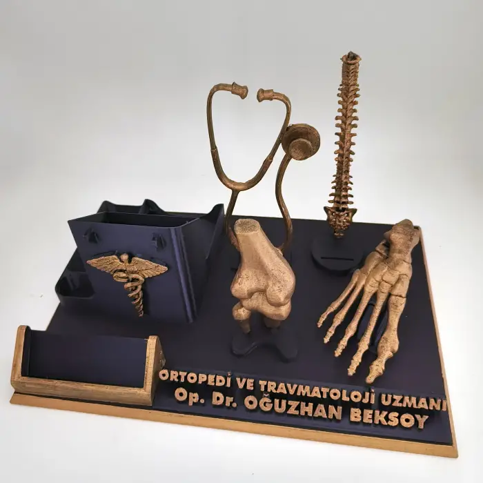 Ortopedi ve Travmatoloji Doktoru Masa İsimliği – Kişiye Özel Doktor Ofis Hediyesi