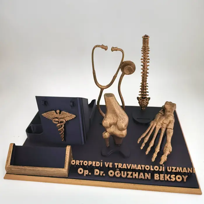 Ortopedi ve Travmatoloji Doktoru Masa İsimliği – Kişiye Özel Doktor Ofis Hediyesi
