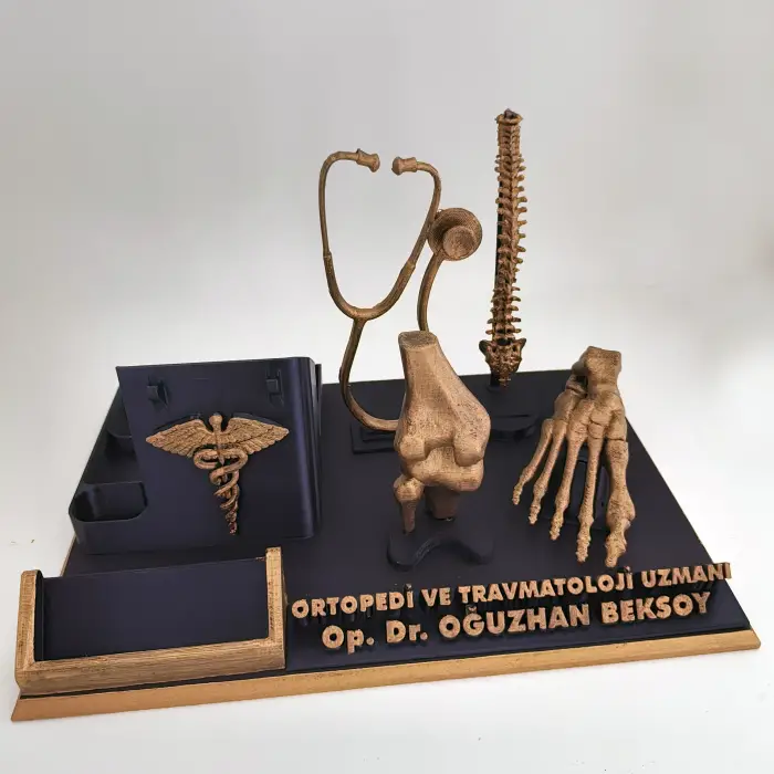 Ortopedi ve Travmatoloji Doktoru Masa İsimliği – Kişiye Özel Doktor Ofis Hediyesi