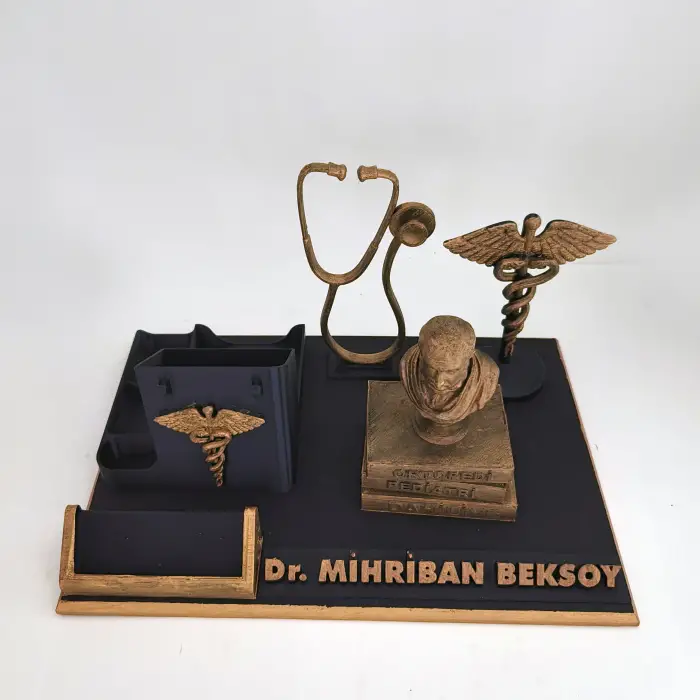 Pratisyen Hekim Masa İsimliği – Kişiye Özel Doktor Ofis Hediyesi