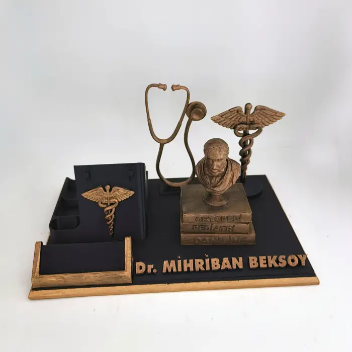 Pratisyen Hekim Masa İsimliği – Kişiye Özel Doktor Ofis Hediyesi