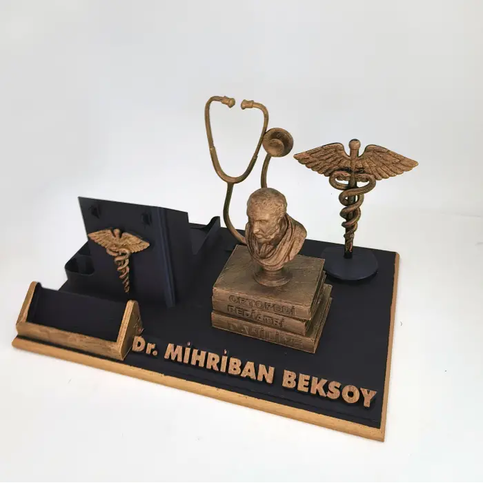 Pratisyen Hekim Masa İsimliği – Kişiye Özel Doktor Ofis Hediyesi
