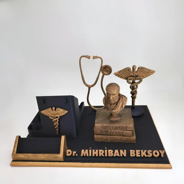 Pratisyen Hekim Masa İsimliği – Kişiye Özel Doktor Ofis Hediyesi