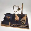 Ortopedi ve Travmatoloji Doktoru Masa İsimliği – Kişiye Özel Doktor Ofis Hediyesi