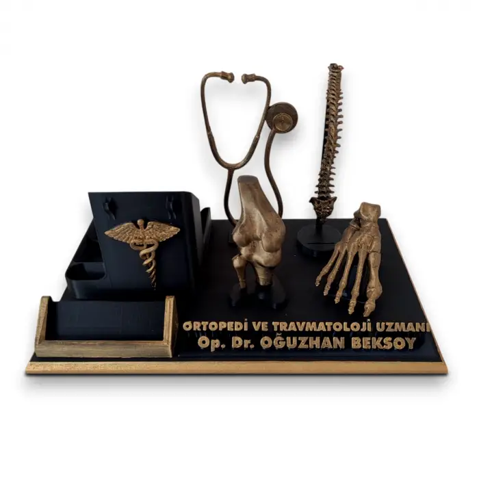 Ortopedi ve Travmatoloji Doktoru Masa İsimliği – Kişiye Özel Doktor Ofis Hediyesi