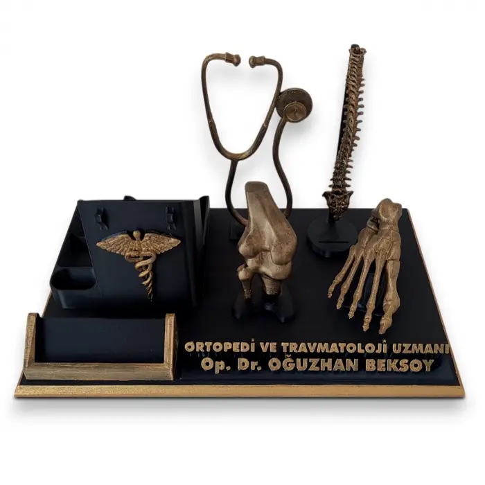 Ortopedi ve Travmatoloji Doktoru Masa İsimliği – Kişiye Özel Doktor Ofis Hediyesi