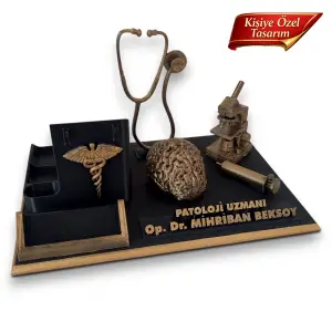 Patoloji Doktoru Masa İsimliği – Kişiye Özel Doktor Ofis Hediyesi