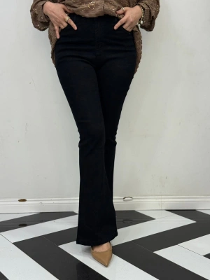 Likralı Esnek Kot Pantolon Rahat Kalıp Siyah Renk