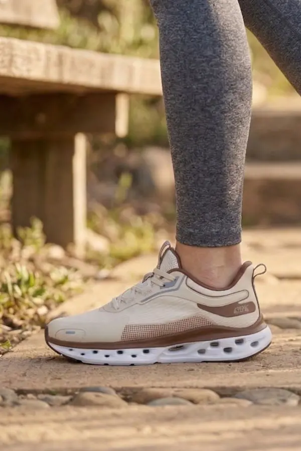 Air-Stride Pro: Nefes Alabilen ve Yüksek Tabanlı Kadın Günlük Yürüyüş Ayakkabısı – Bej & Kahve