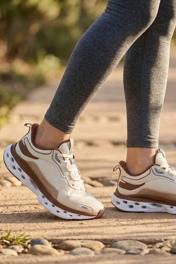 Air-Stride Pro: Nefes Alabilen ve Yüksek Tabanlı Kadın Günlük Yürüyüş Ayakkabısı – Bej & Kahve