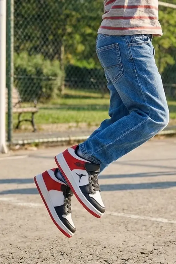 Pedira Erkek Çocuk Siyah Beyaz Kırmızı Basketbol Tarzı Bağcıklı Spor Ayakkabı