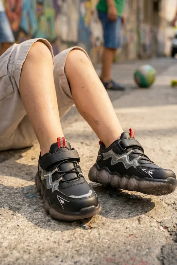 Thunder Işıklı Görünümlü Ortopedik Tabanlı Erkek Çocuk Spor Ayakkabı Siyah