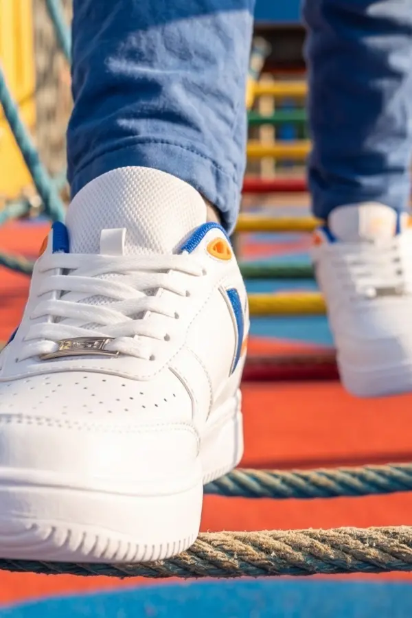 Color-Block Comfort: Beyaz-Mavi Detaylı Erkek Çocuk Spor Ayakkabı