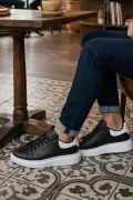 Urban Comfort Serisi: Siyah Deri Erkek Minimalist Sneakers