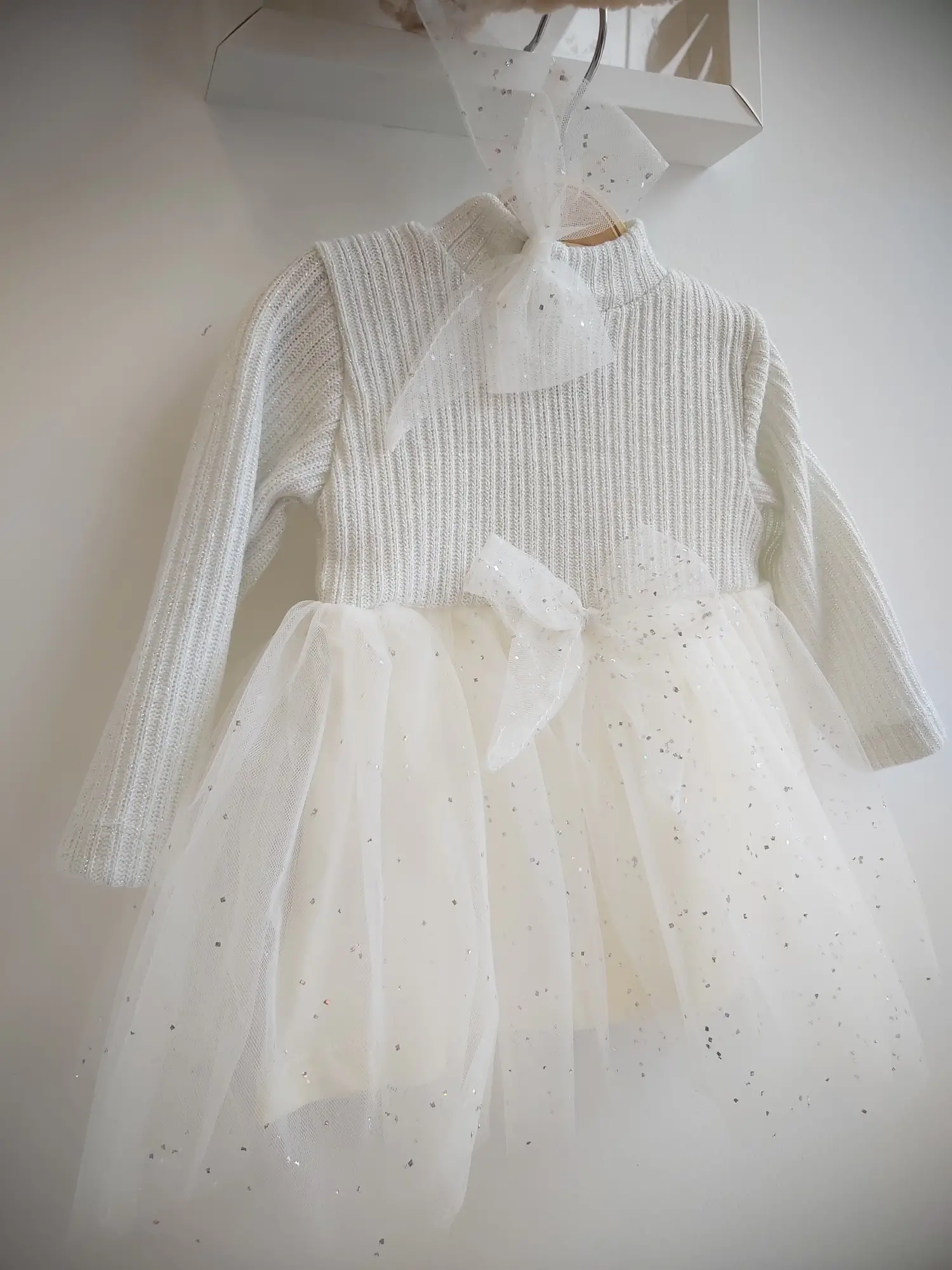 6-24 Ay Ekru Simli Tütülü Tokalı Triko Elbise