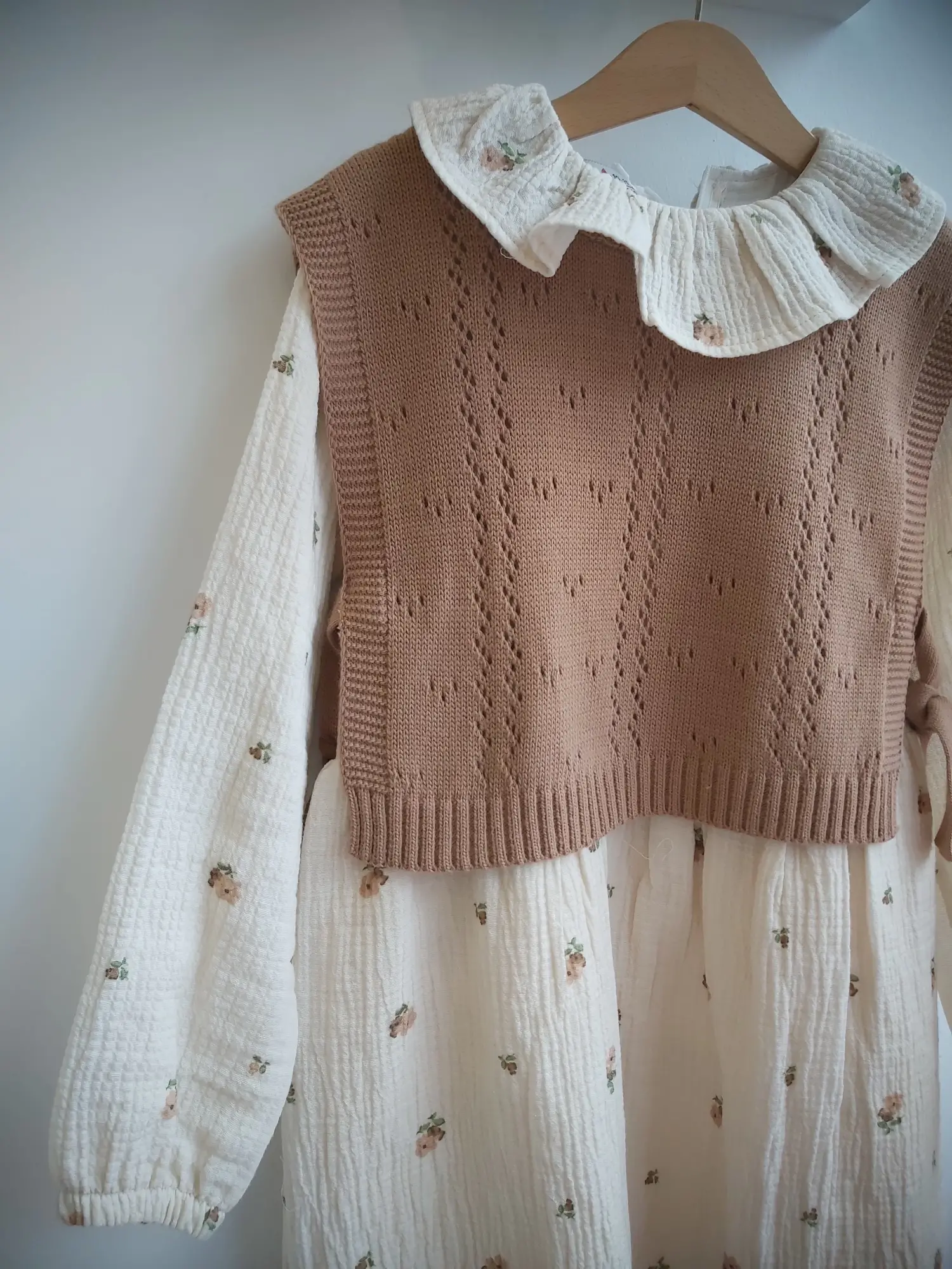 7-10 Yaş Kahve Fırfırlı Triko Süveterli Elbise