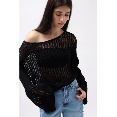 Kayık Yaka Ajurlu Bluz