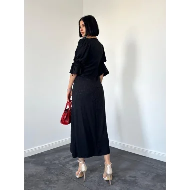 Siyah Yırtmaçlı Jakar Elbise