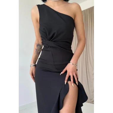 Siyah Yırtmaçlı Volanlı Elbise