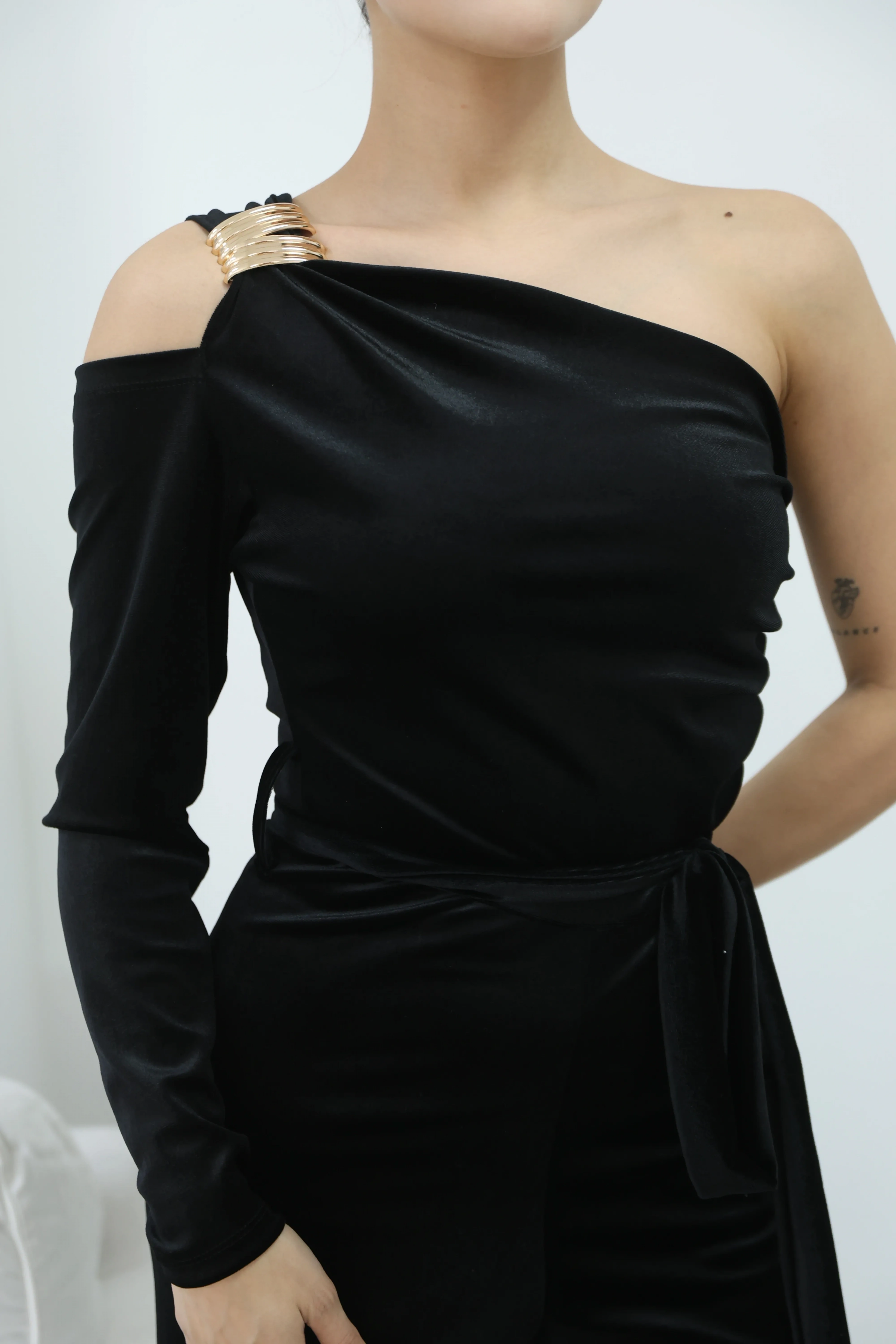 KADİFE PARLAK TEK OMUZ TULUM- SİYAH