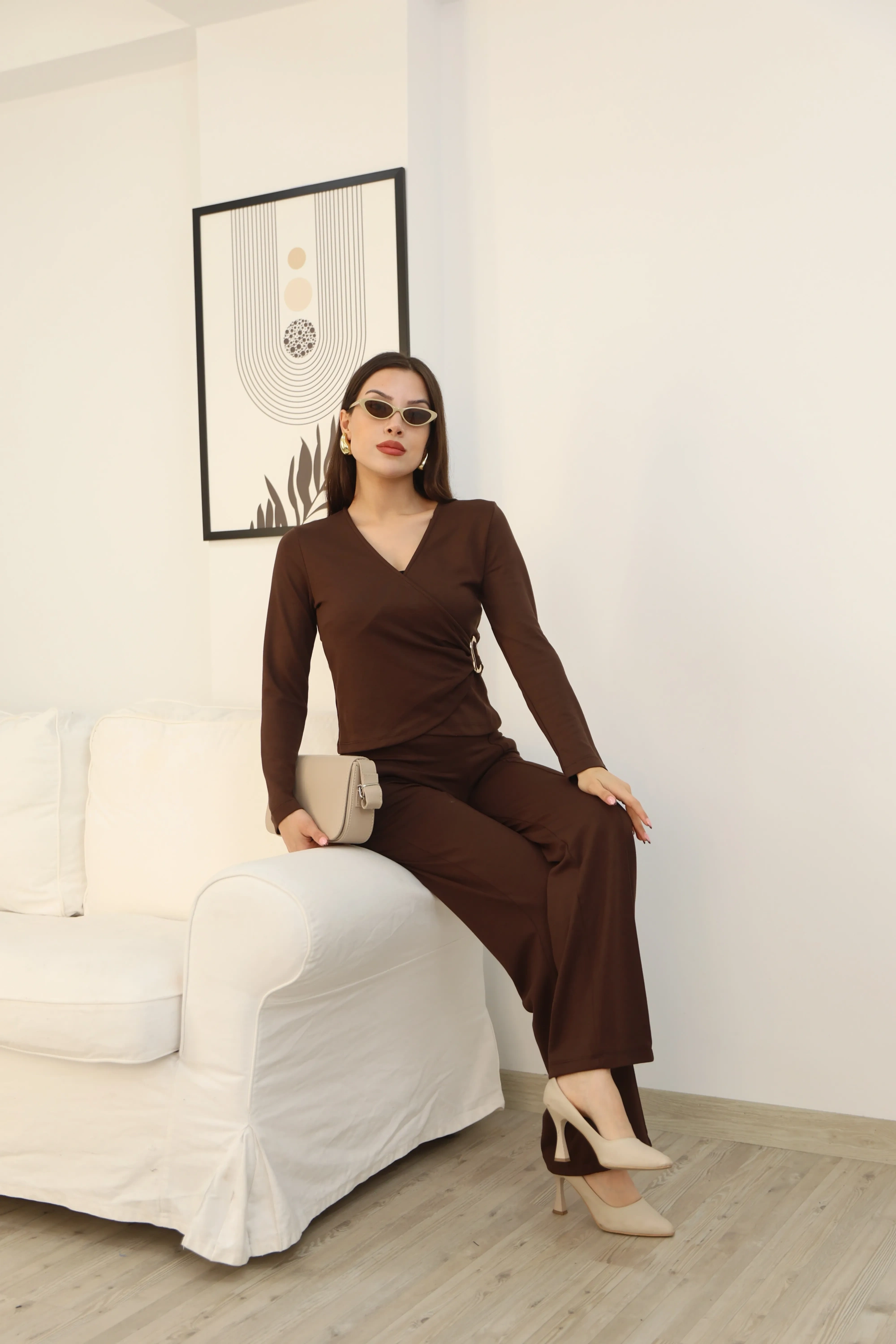 YANDAN KEMERLİ DRAPE DETAY TAKIM- KAHVERENGİ