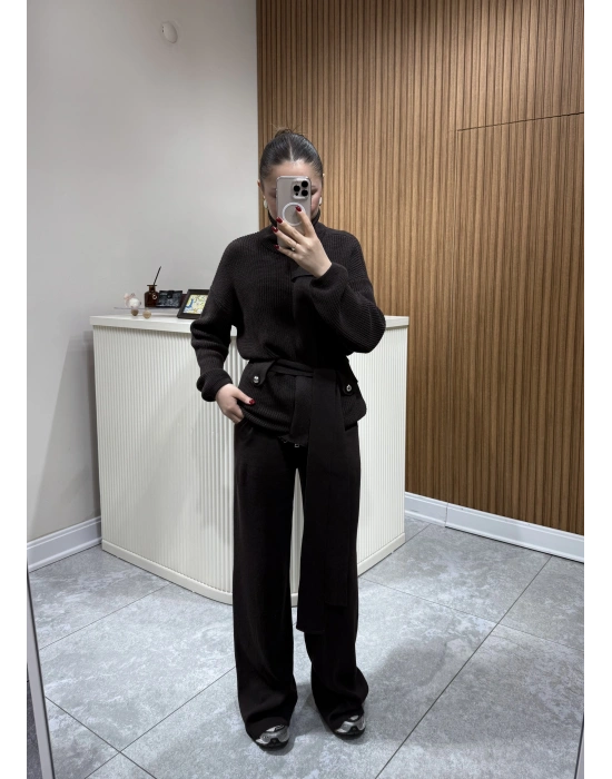 Dik Yakalı Kuşaklı Triko Takım Vizon