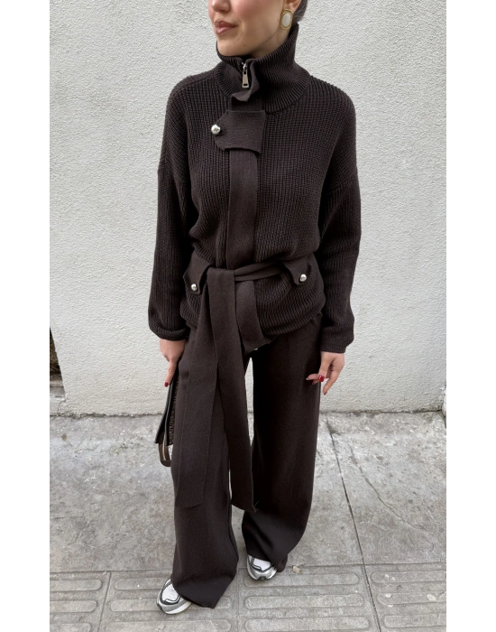 Dik Yakalı Kuşaklı Triko Takım Vizon