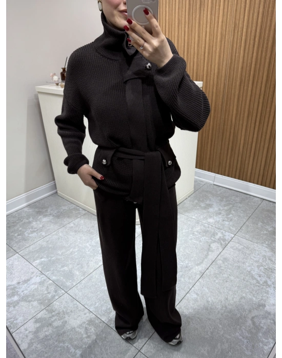 Dik Yakalı Kuşaklı Triko Takım Vizon