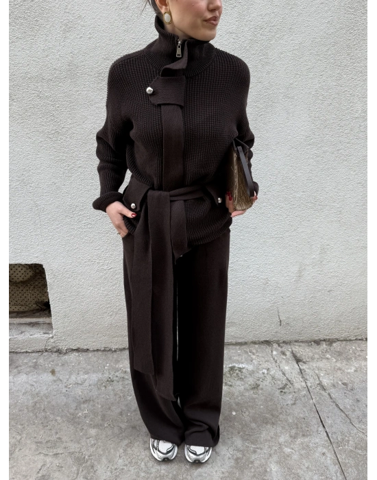 Dik Yakalı Kuşaklı Triko Takım Vizon