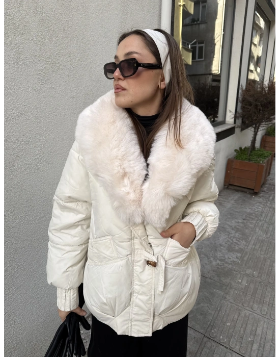 Yakası Kürk Detaylı Şişme Mont Beyaz