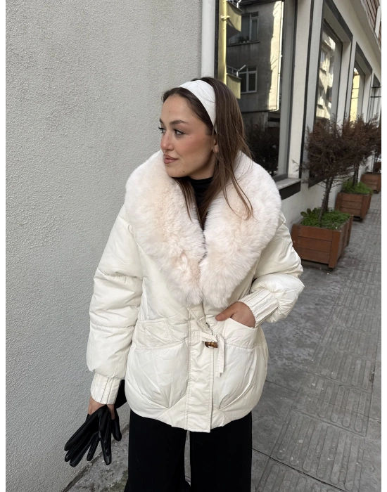 Yakası Kürk Detaylı Şişme Mont Beyaz