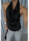 Degaje Yaka Sırtı Açık Saten Bluz Siyah